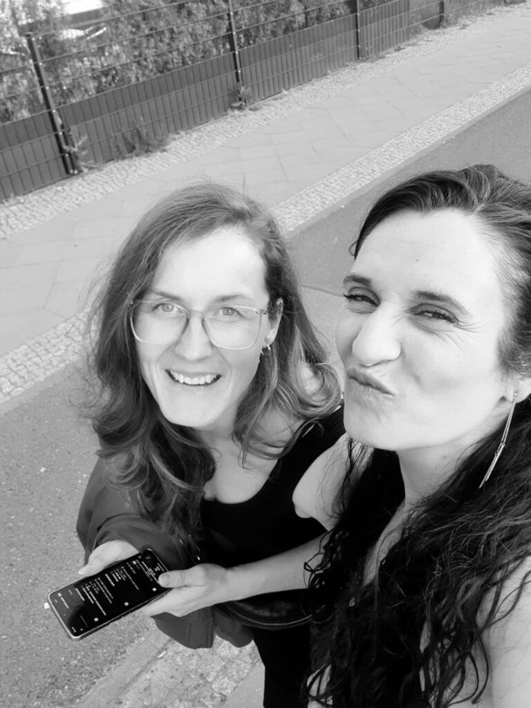 Alley und Sandra als Selfie in schwarz weiß, Nice & Naughty Podcast